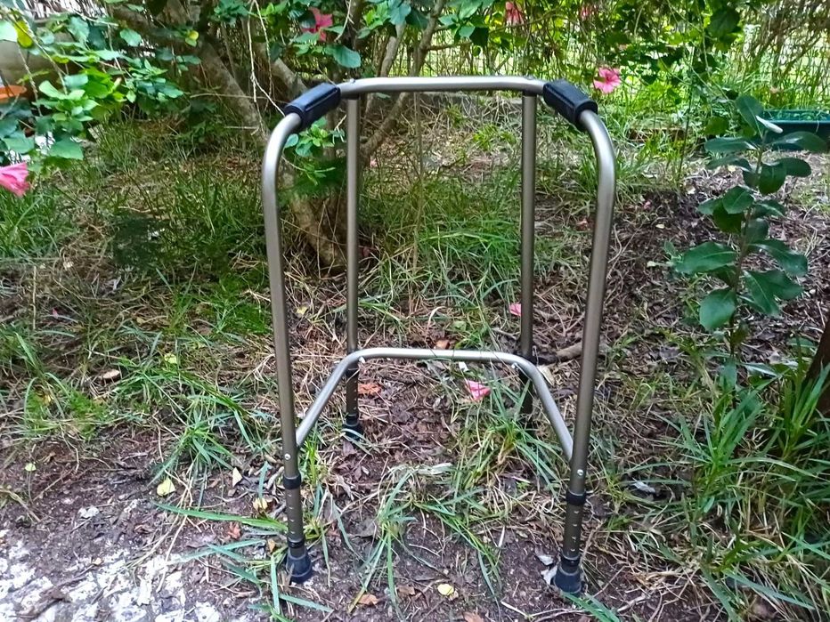 Andarilho Orthos leve e resistente, alumínio, alt. regulável, estreito