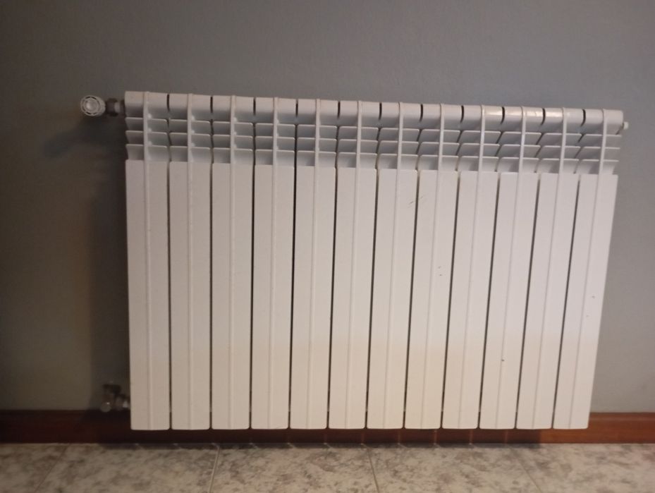 Conjunto de radiadores e caldeira a gás para aquecimento central