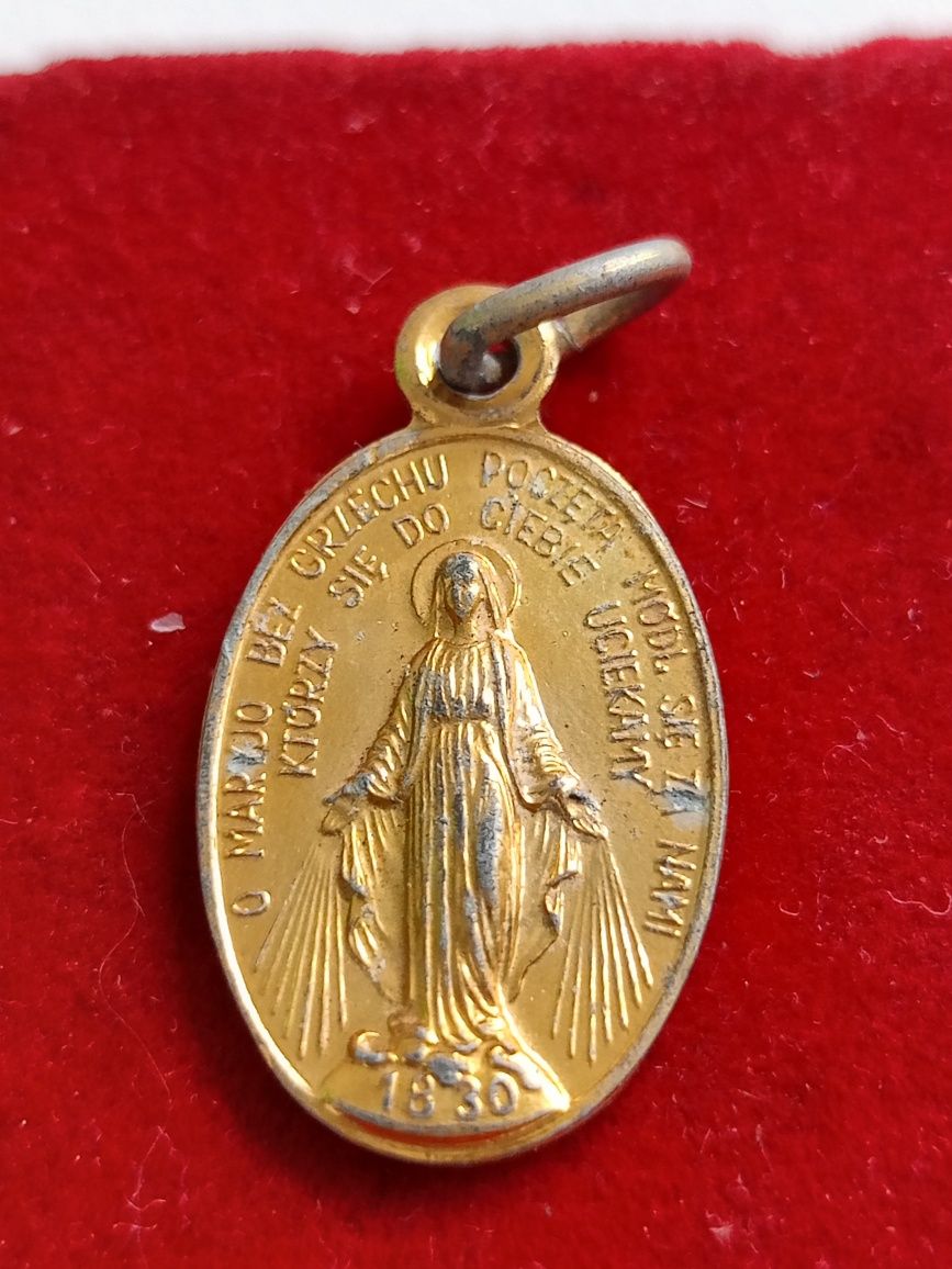 Medalik matka Boża w kolorze złotym 1830
