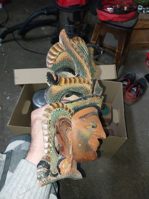 Mascara de madeira feita a mao muito antiga