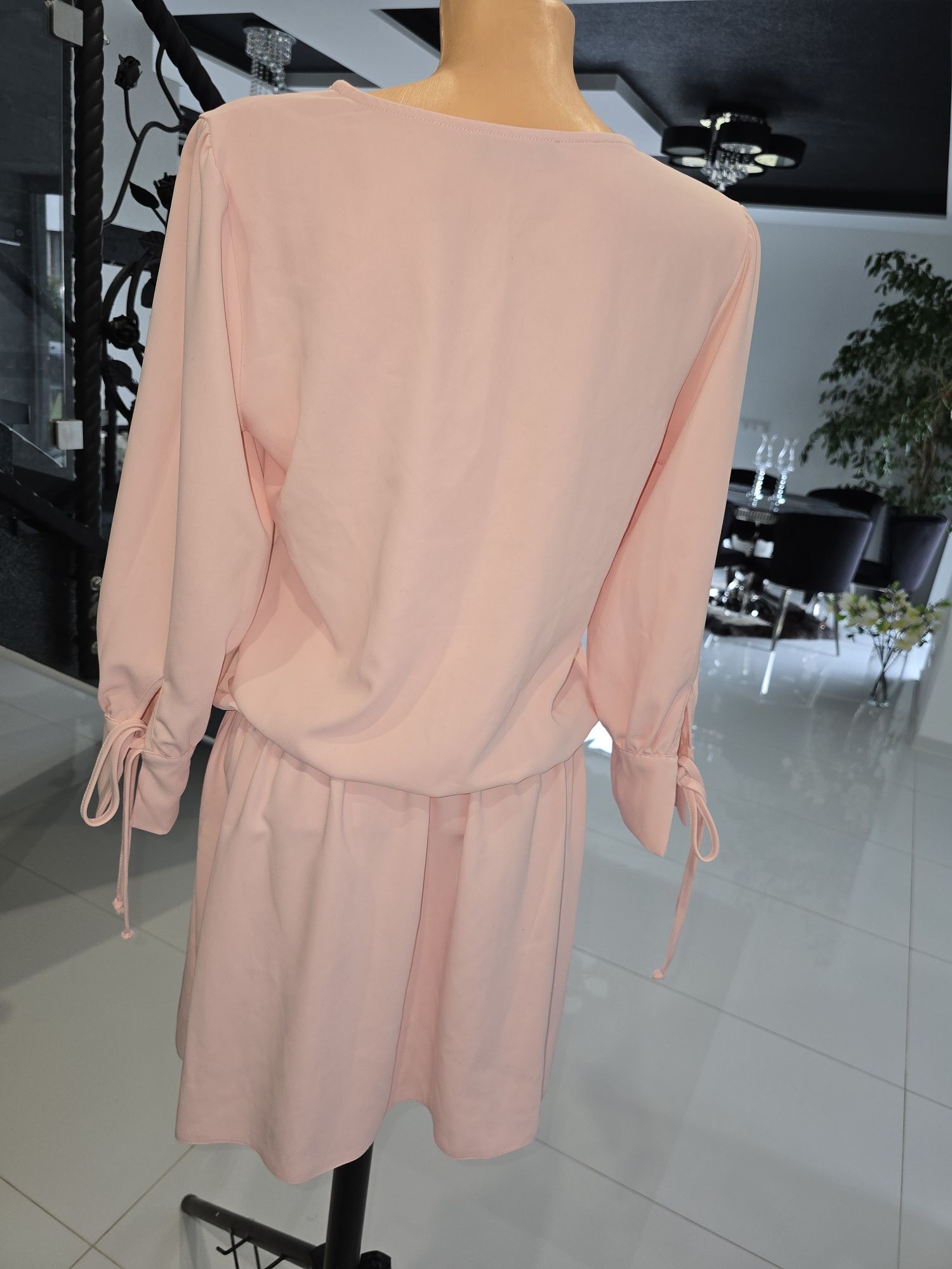 Sukienka pastelowa pudrowy róż wygodna elegancka stylowa z gumka Soho