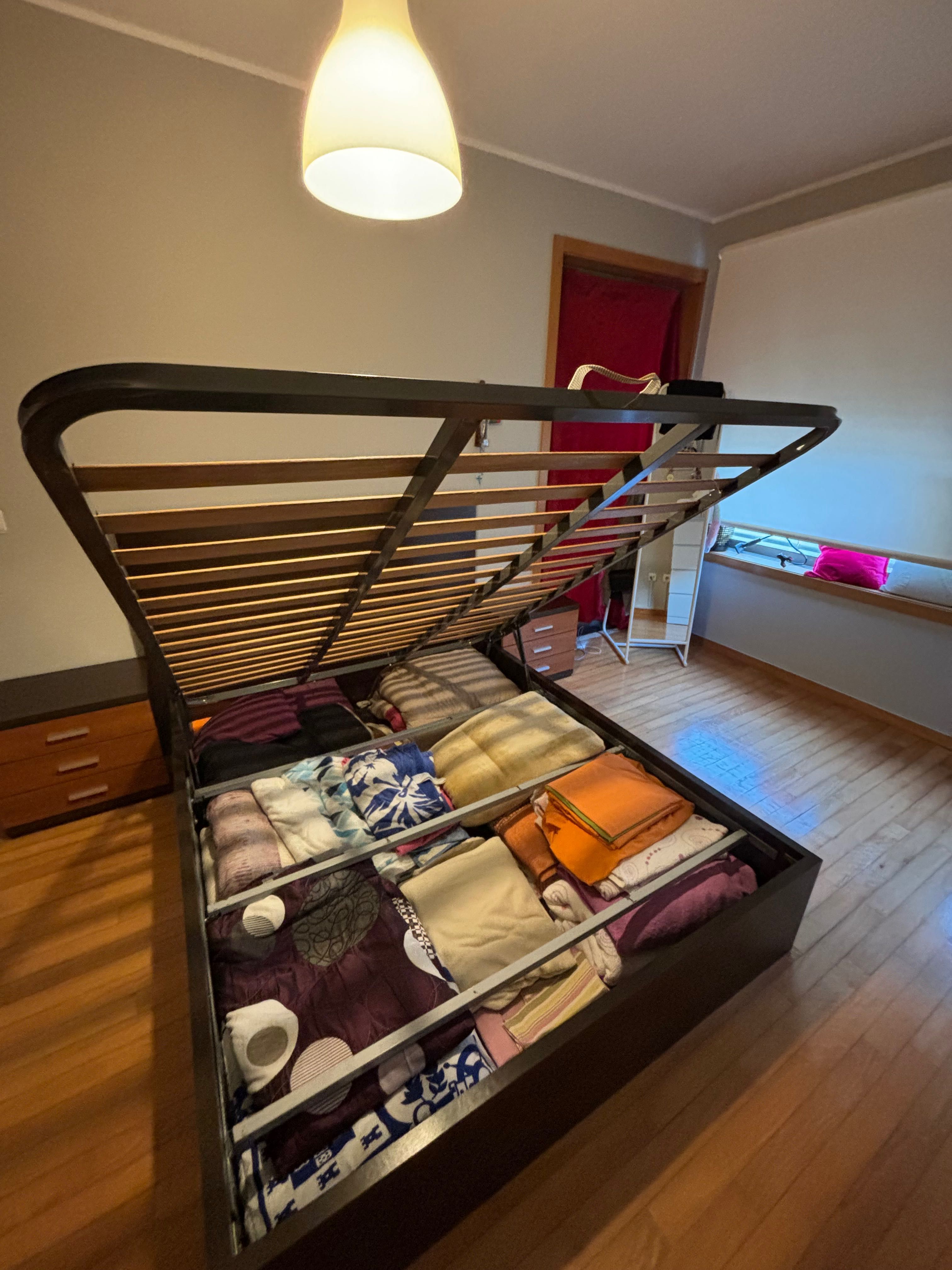 Cama com estrado elevatório