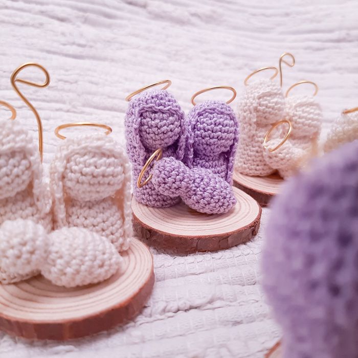 Mini presépio feito em croche, com base de madeira