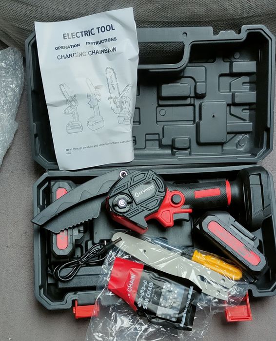 Mini piła łańcuchowa elektryczna.
