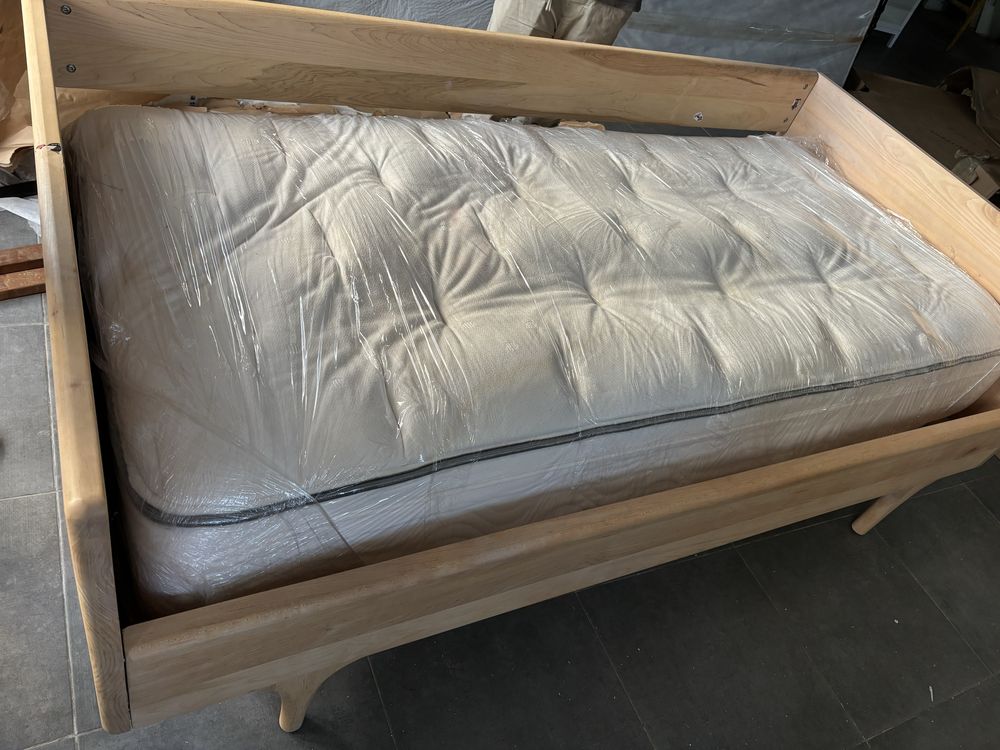 Cama de madeira maciça + estrado