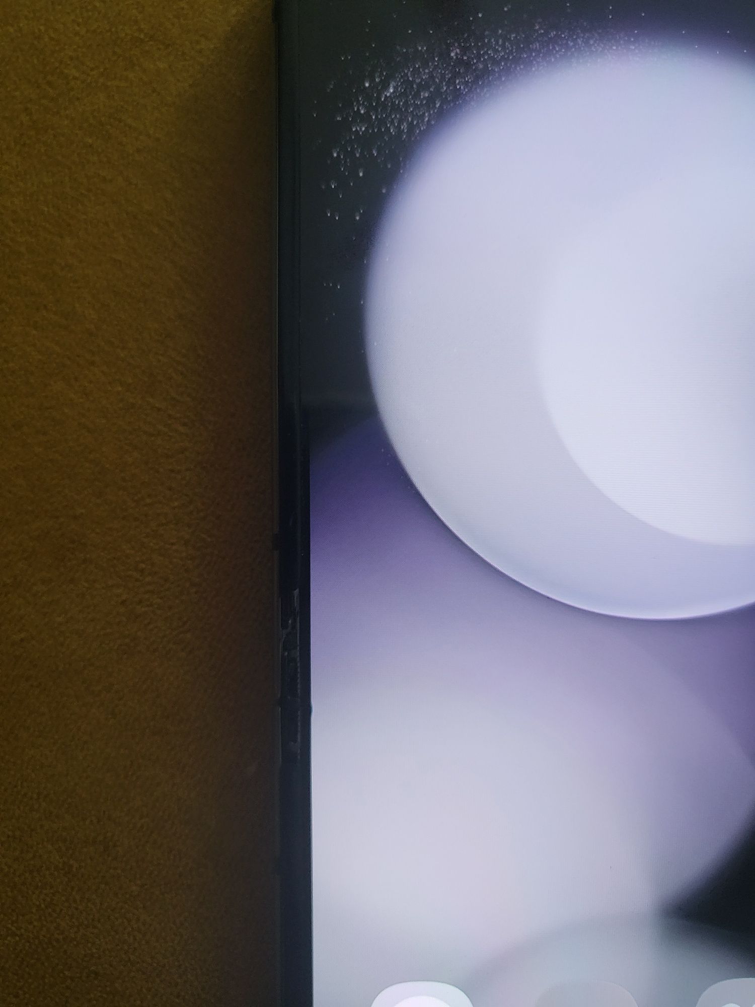 Samsung Galaxy Z Flip 5 – sprawny, z wgnieceniem i luzem na zawiasie