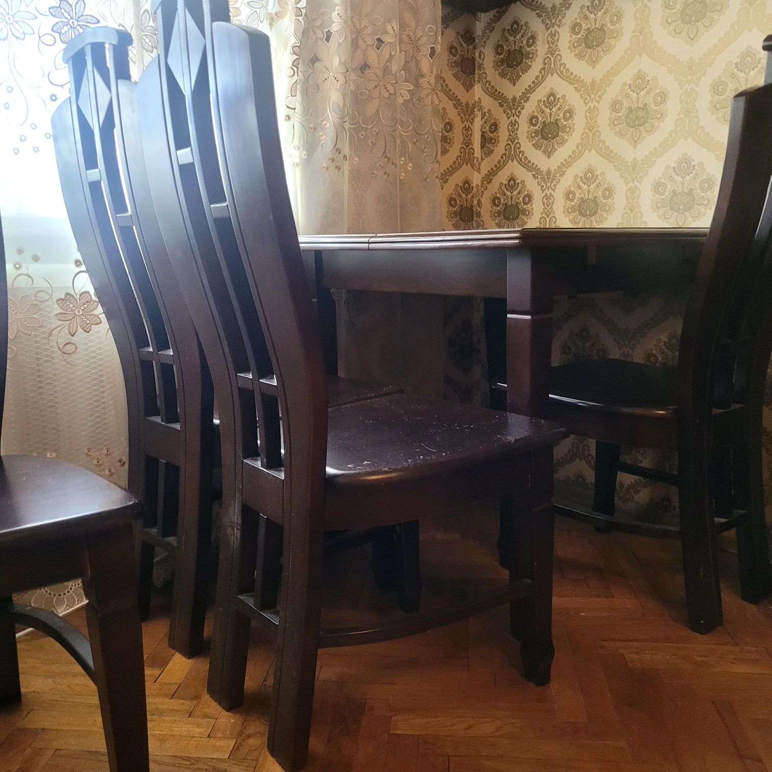 Продам обідний стіл зі стільцями з темного дуба