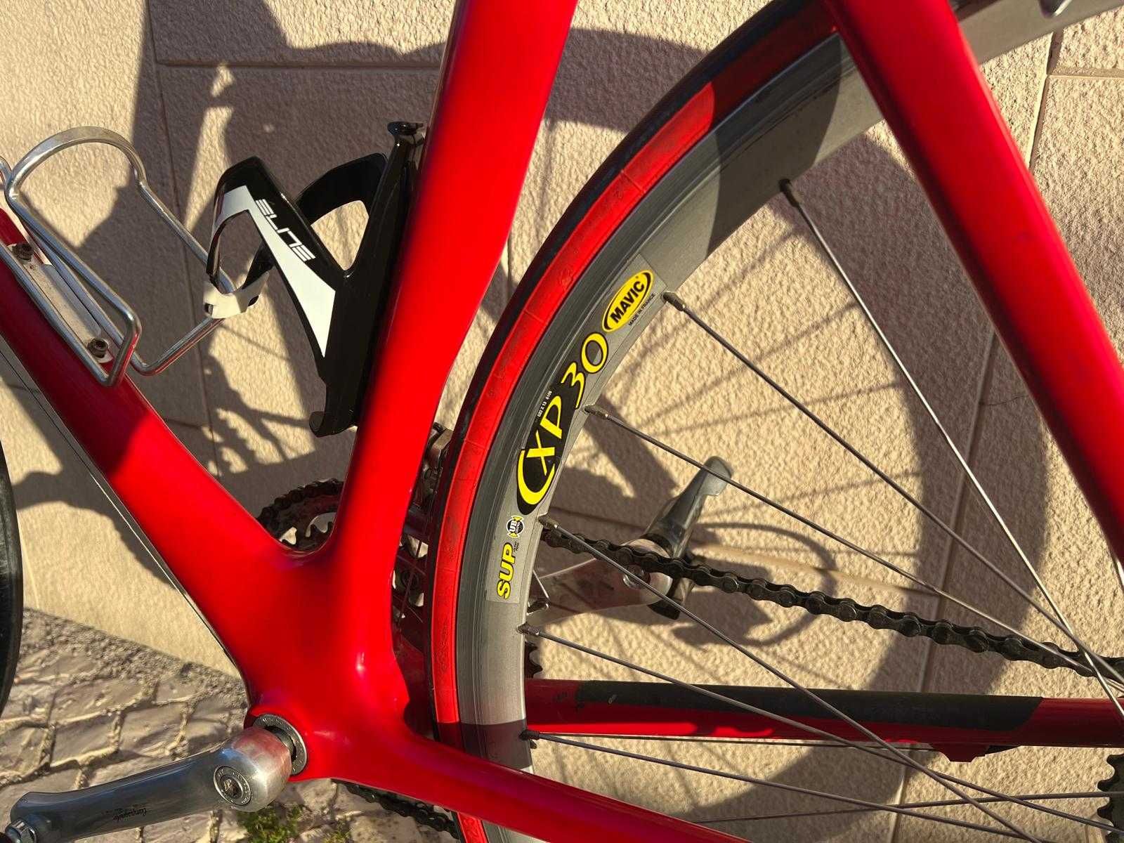 Bicicleta de estrada em Carbono.