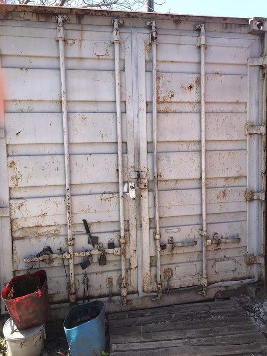 Контейнер 20т,в хорошем состоянии, имеется козырёк- для слива воды