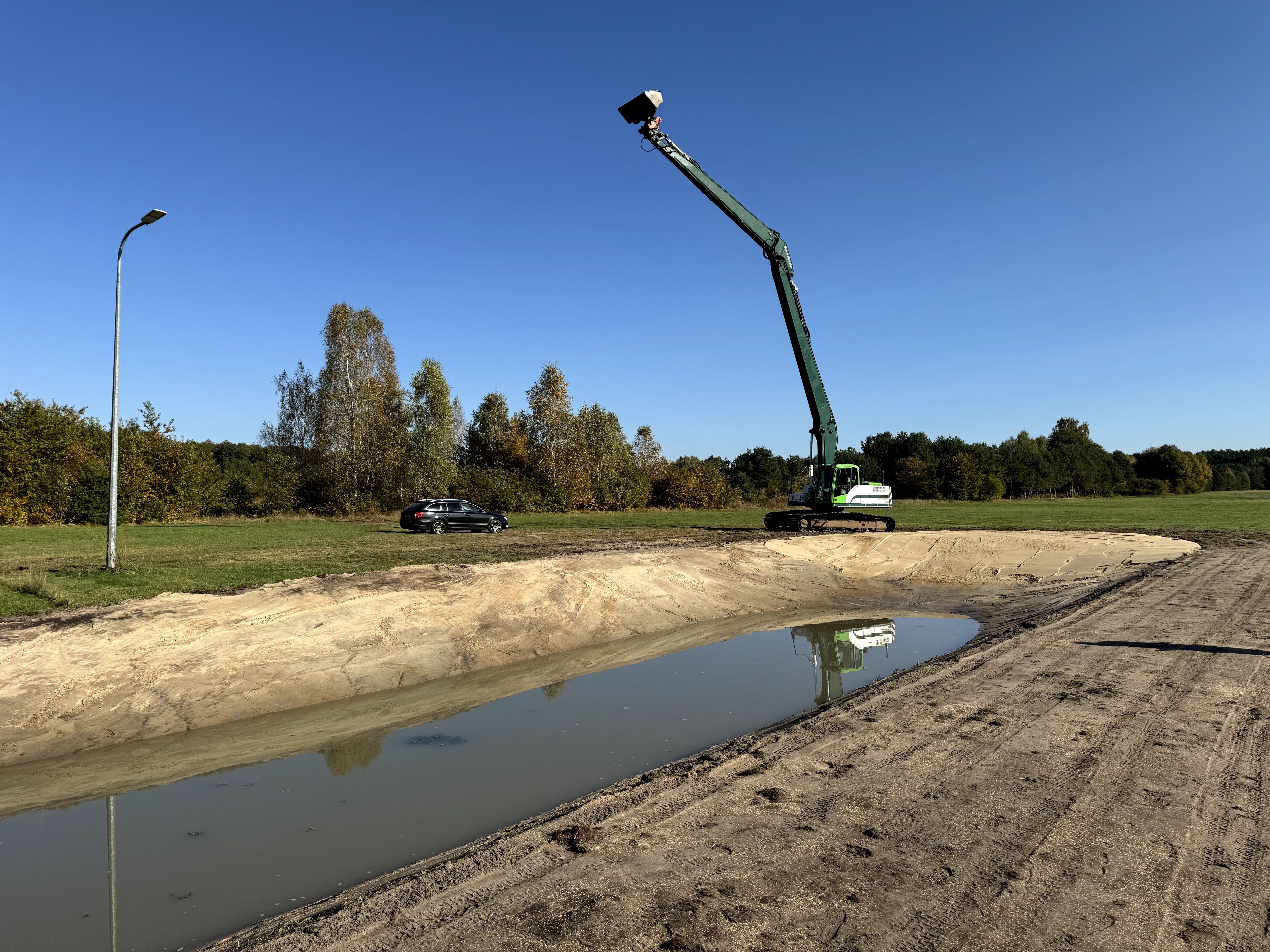 Kopanie i odmulanie stawów, dlugie ramie 18,5m Long Reach cieżki teren
