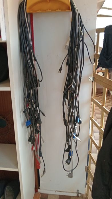 Fios e cabos para todo o tipo de eletrónica digital e analógica.