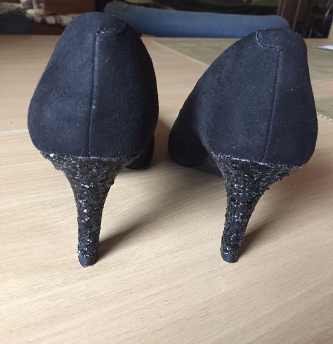 Szpilki czółenka czarne obcasy z brokatem welurowe M&S Insolia