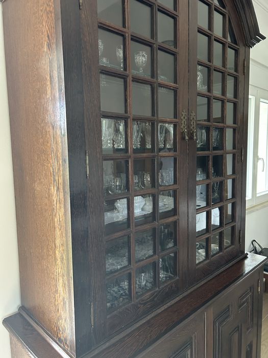 Cristaleira em Mogno