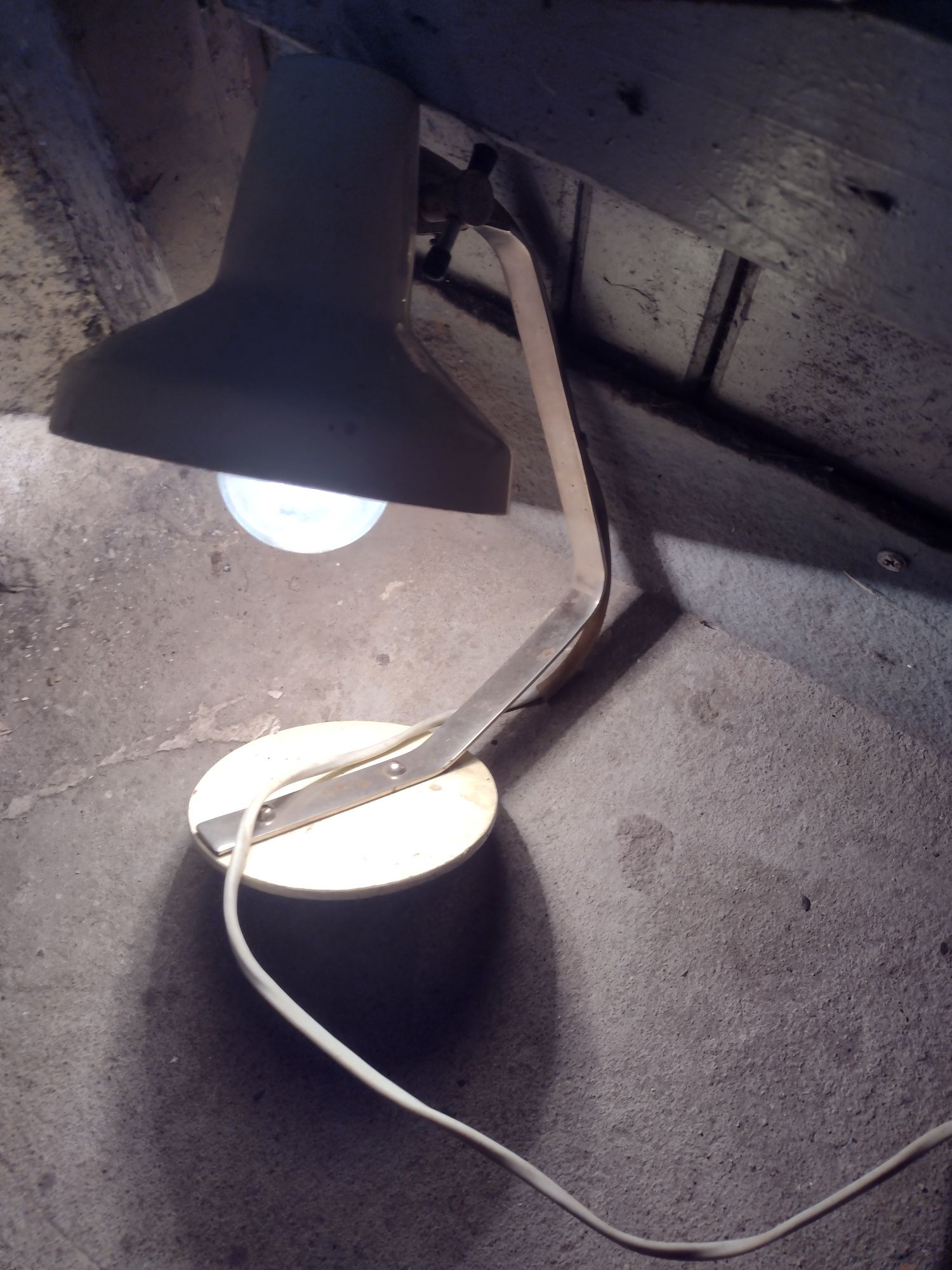 Stara lampa na stolik