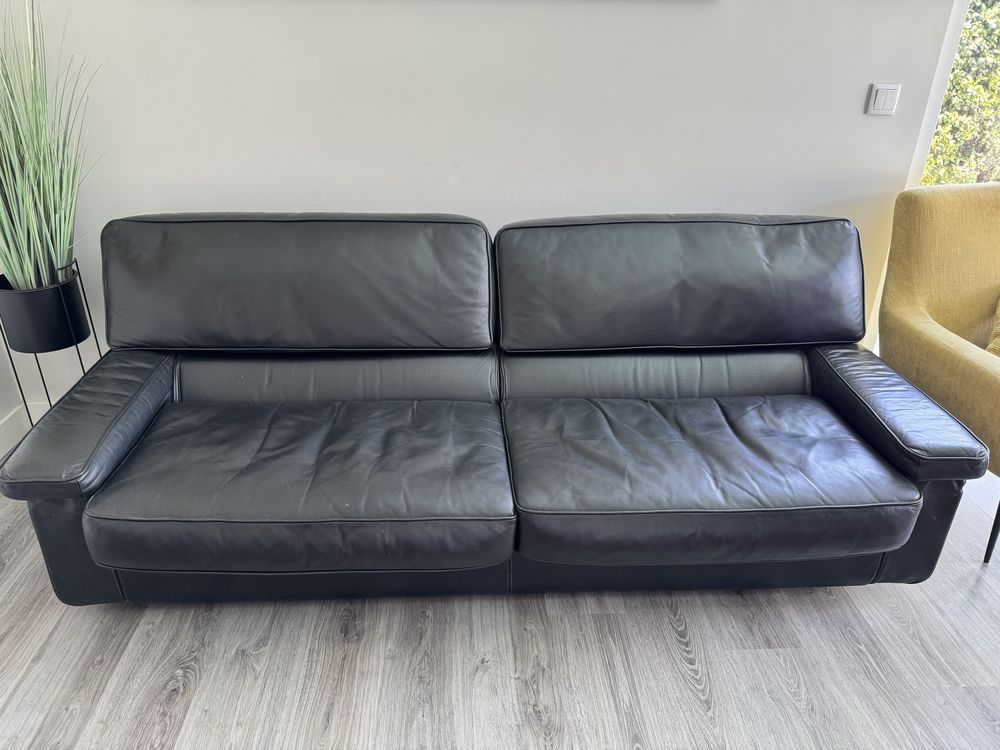 Sofa em pele preta da Cassina
