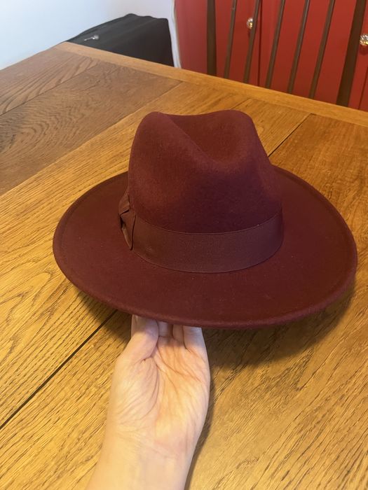 Bordowy elegancki kapelusz z kokardą Reserved