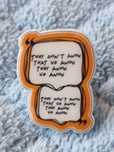 Plastikowa, przypinka, pin They don`t know that we know -FRIENDS; NOWA