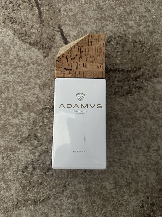 Garrafa de gin vazia adamus