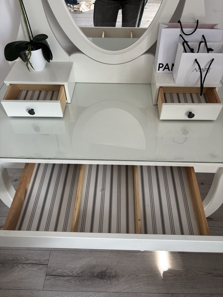 Toaletka hemnes z lampką