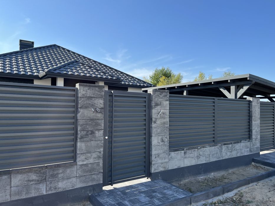 Однововерховий будинок в районі нової забудови