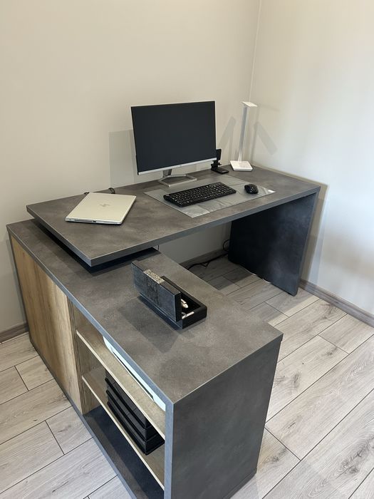 Biurko narożne antracyt / beton + dąb – nowoczesne i pojemne