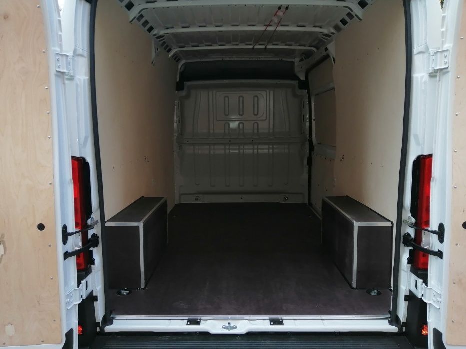 Zabezpieczenie przestrzeni ładunkowej paki w busie Ducato L2H1