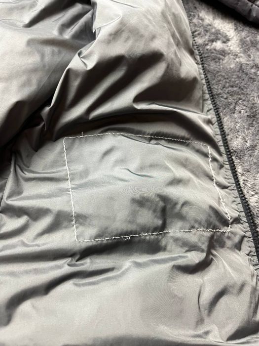 довгий пуховик Moncler Moka сірого кольору.