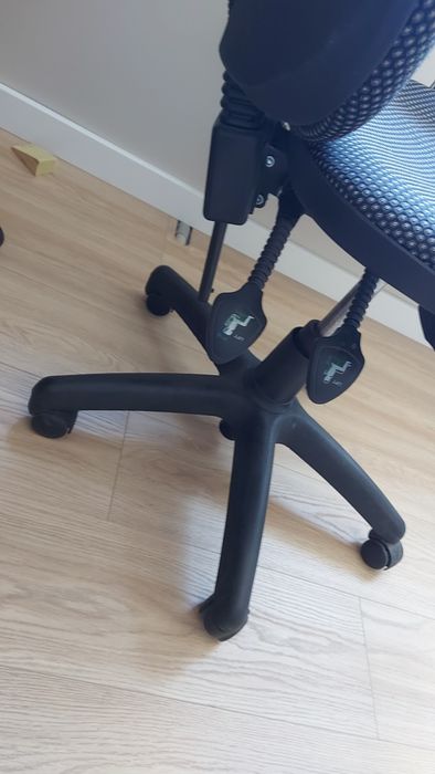 Крісла офісні  4 шт