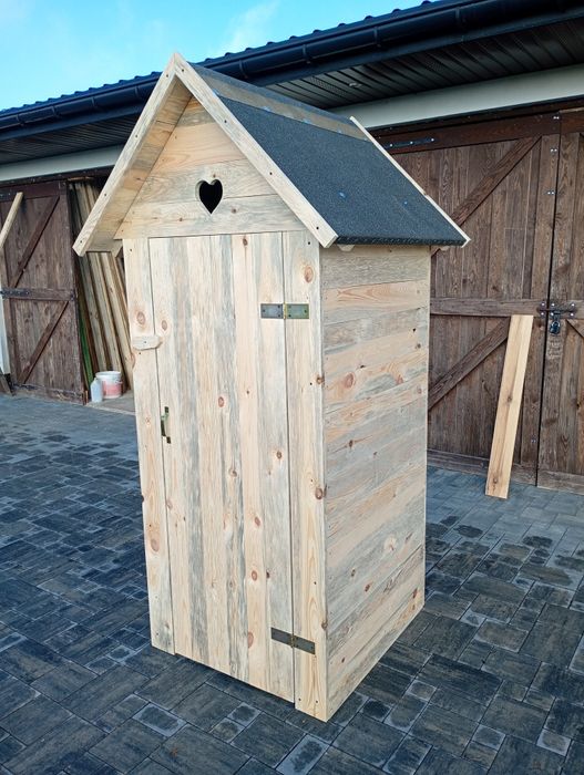 Wychodek kibel szalet toaleta drewniana WC ogrodowe latryna ubikacja