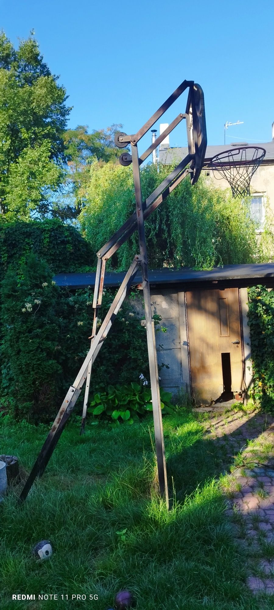 Solidny metalowy kosz do koszykowki tablica