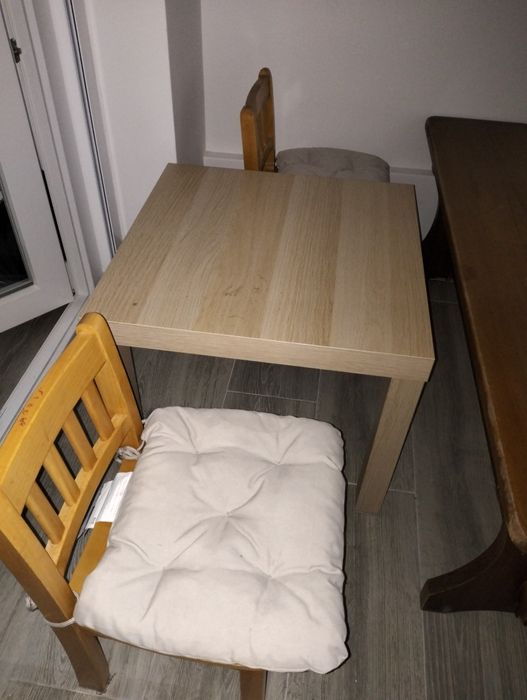 Mesa IKEA com 2 cadeiras