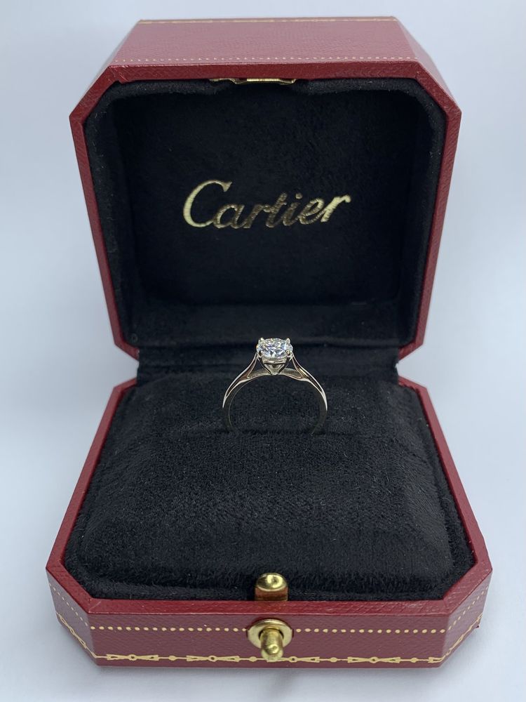Каблучка в білому золоті з діамантом в стилі Cartier.