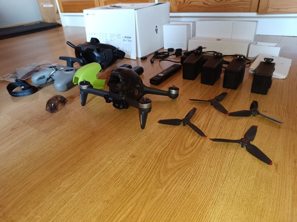 Dron DJI FPV combo + fly more combo