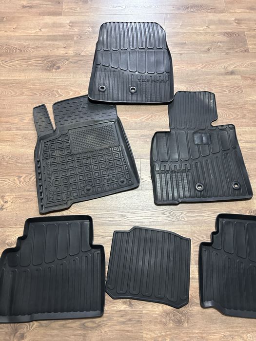 Резинові килимки в Toyota Land Cruiser (200)