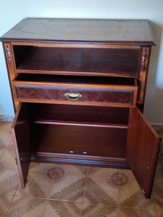 Móvel (80cm comprimento x 85cm altura)