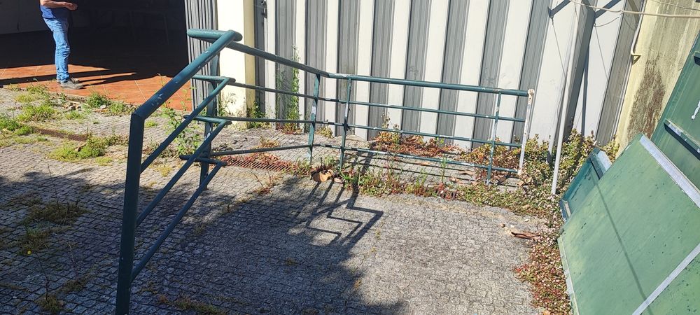 Portão de correr  e  grades em chapa - ferro galvanizado