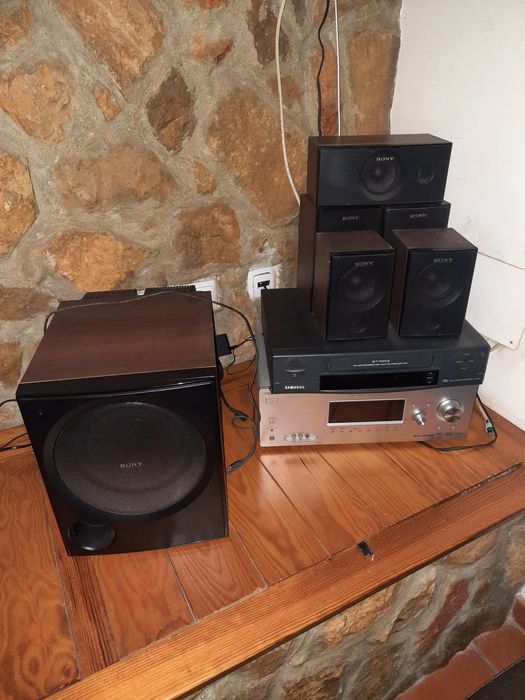 5 colunas SONY, 1 subwoofer, 1 amplificador e 1  lector VHS.