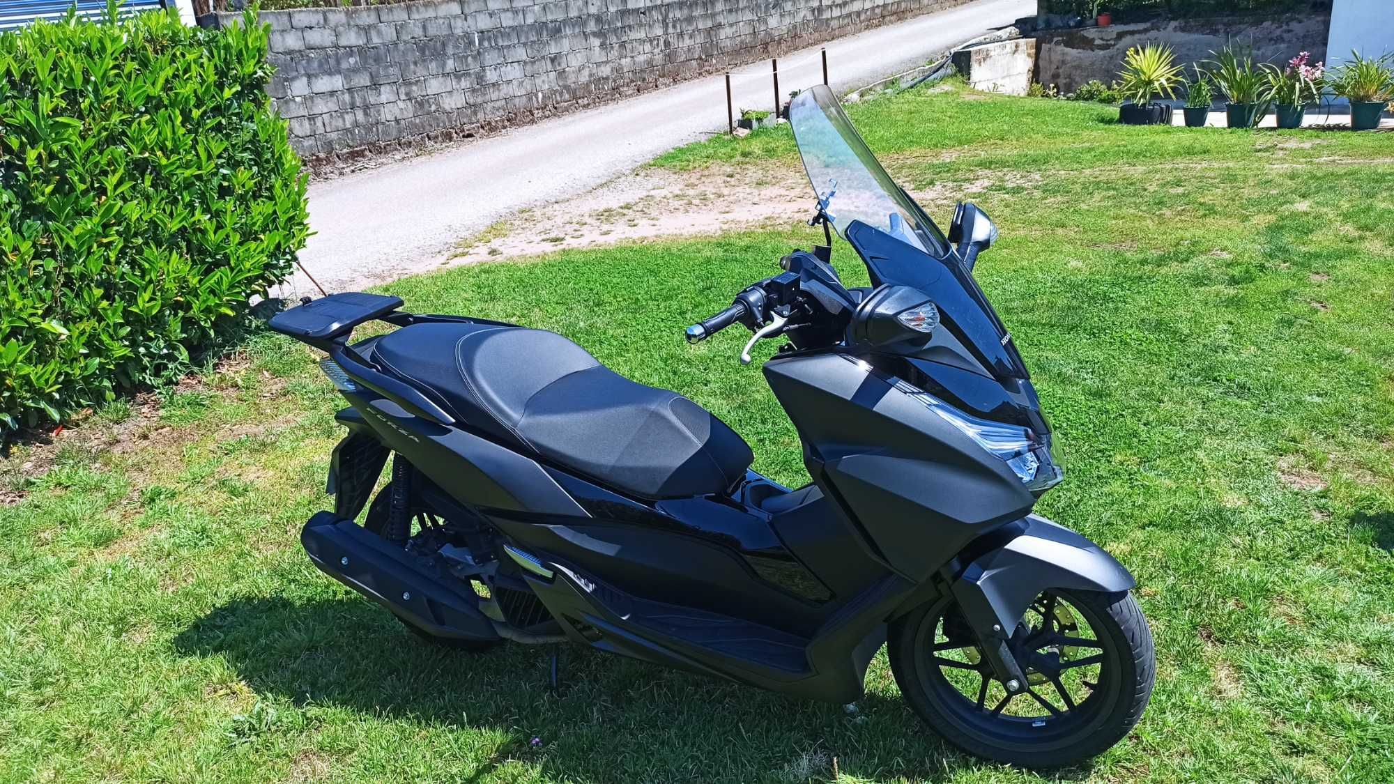 Honda Forza 125 bem assistida