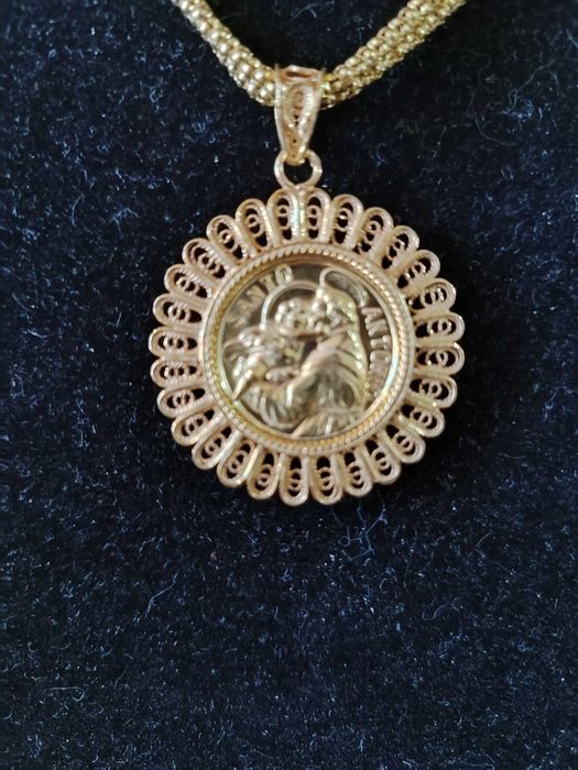 Fio com medalha de Santo António