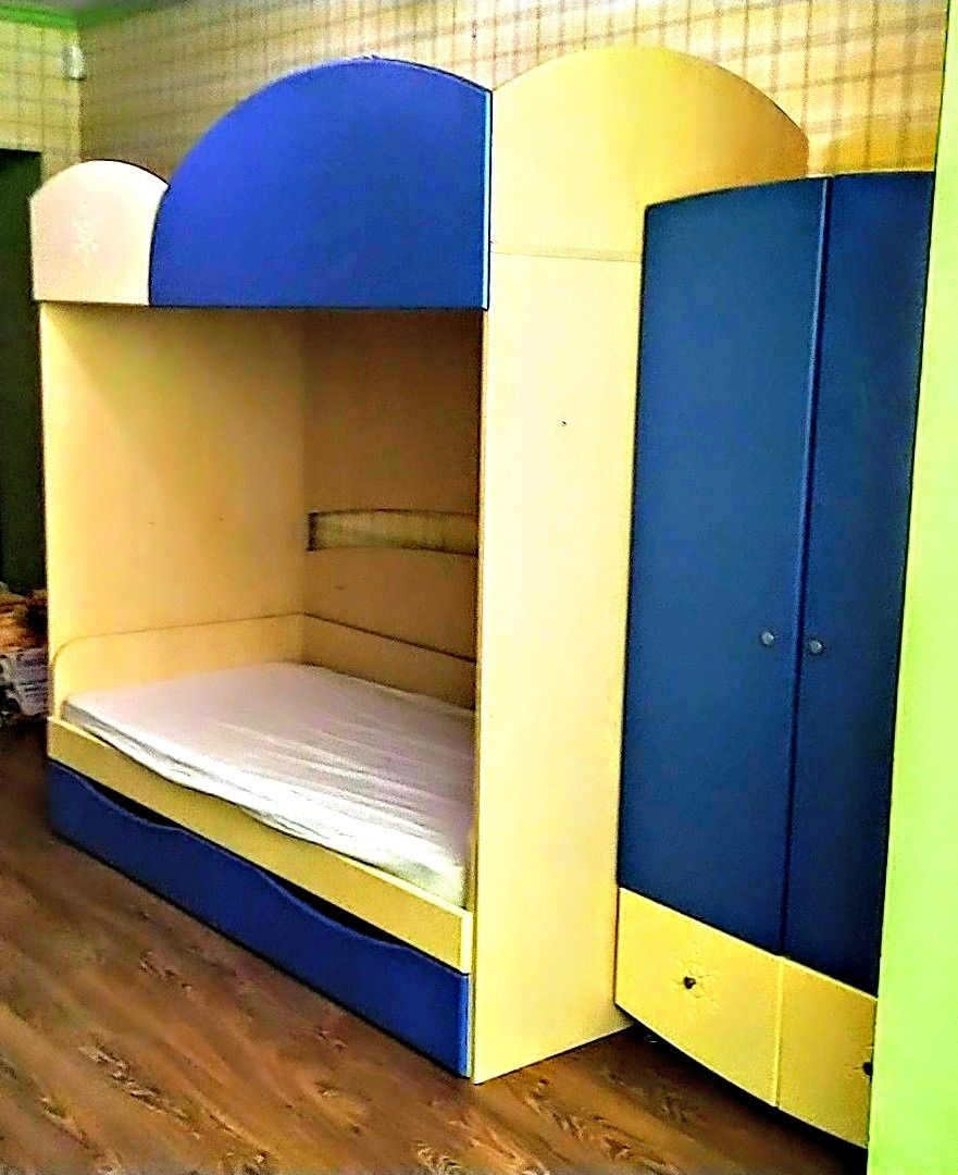 Двухярусная кровать, шкаф, матрасы