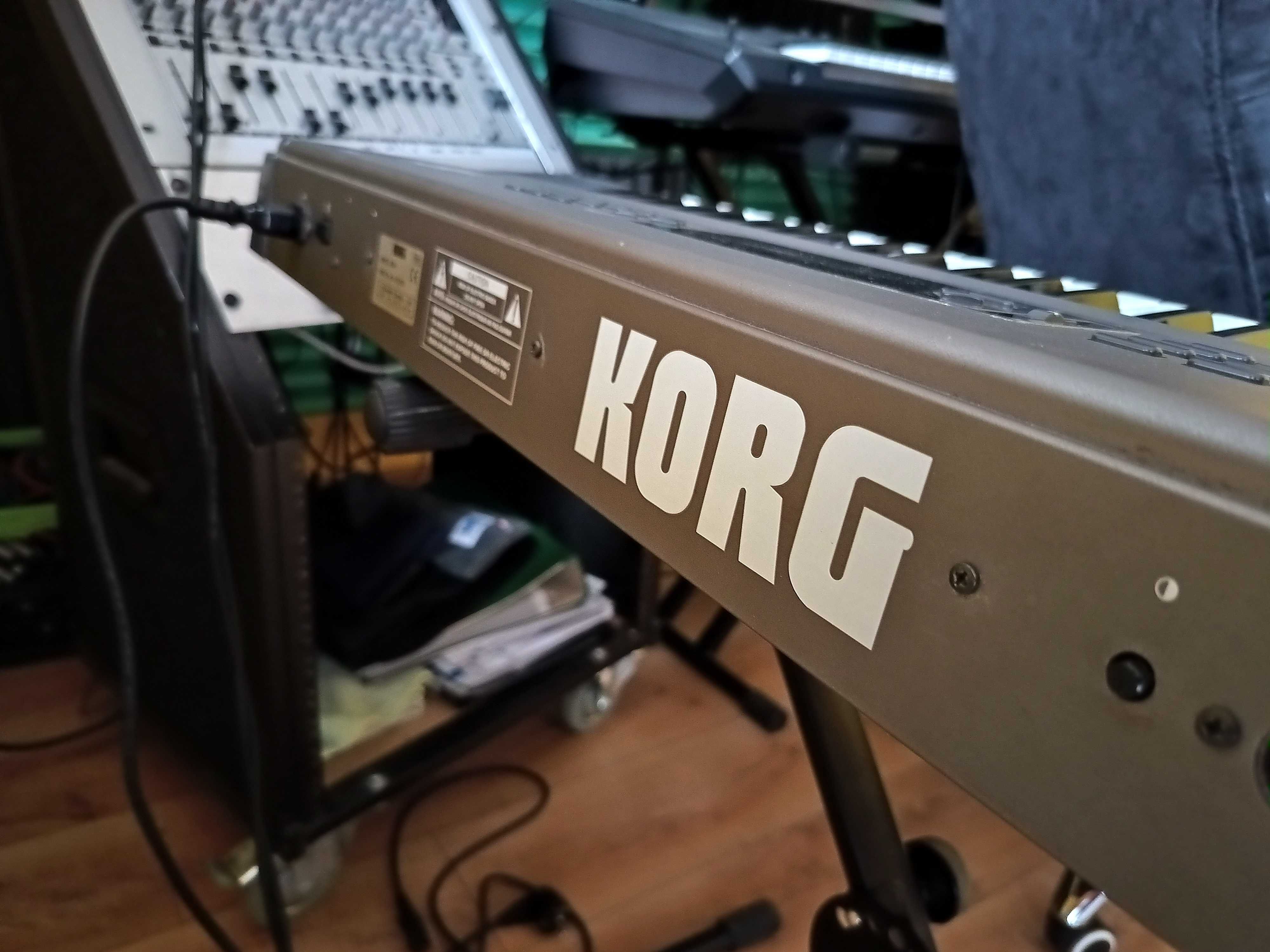 Syntezator KORG N364 z emulatorem stacji dyskietek, odnowiony