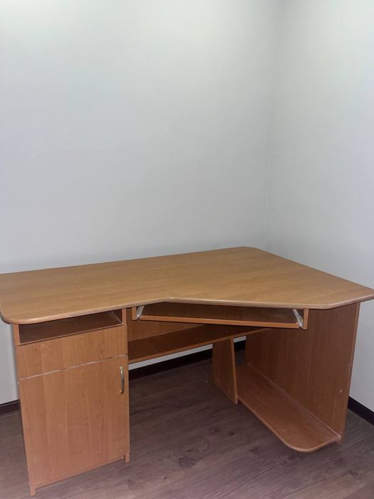 робочий стіл коричневого кольору не новий!!!