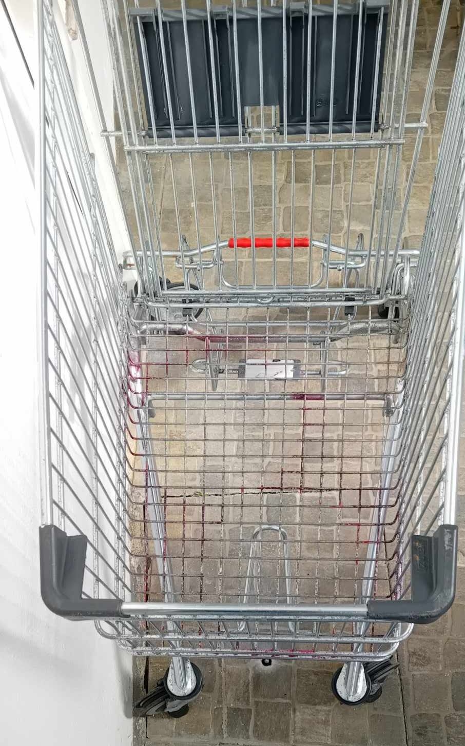 Carro de compras em arame marca Wanzl