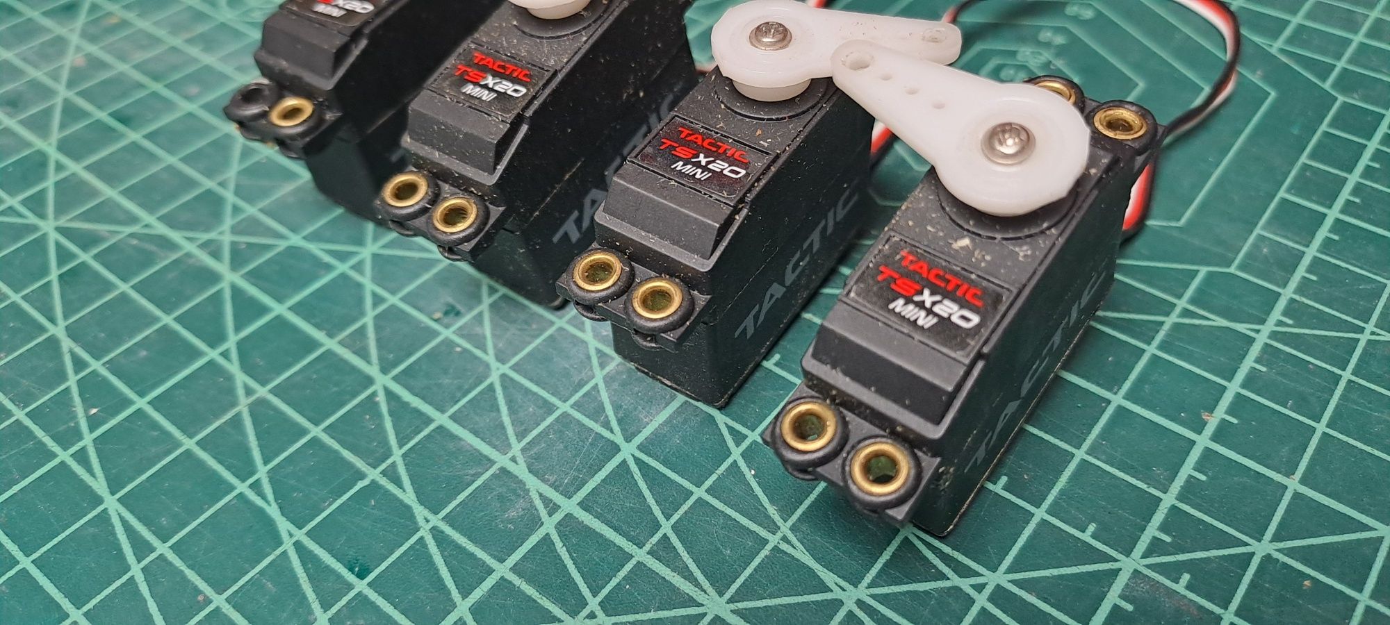 Aeromodelismo mini servos