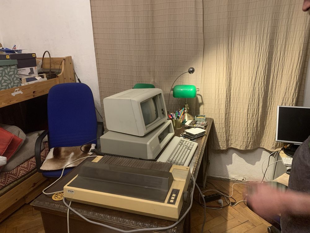 IBM Pc/XT z monitorem i klawiaturą oraz drukarką igłową
