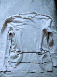 Biały sweter z kieszeniami