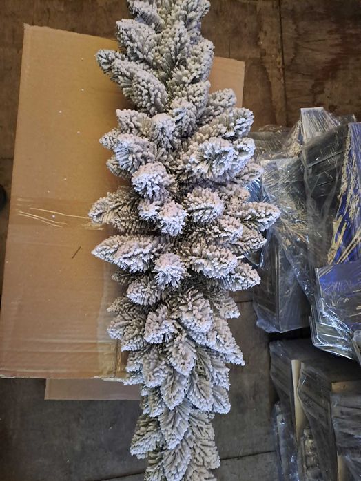 Świąteczne  ozdoby dekoracyjne  śnieżone  stroiki  świąteczne