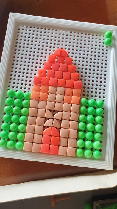 Puzzle de construção com missangas de plástico #NATAL