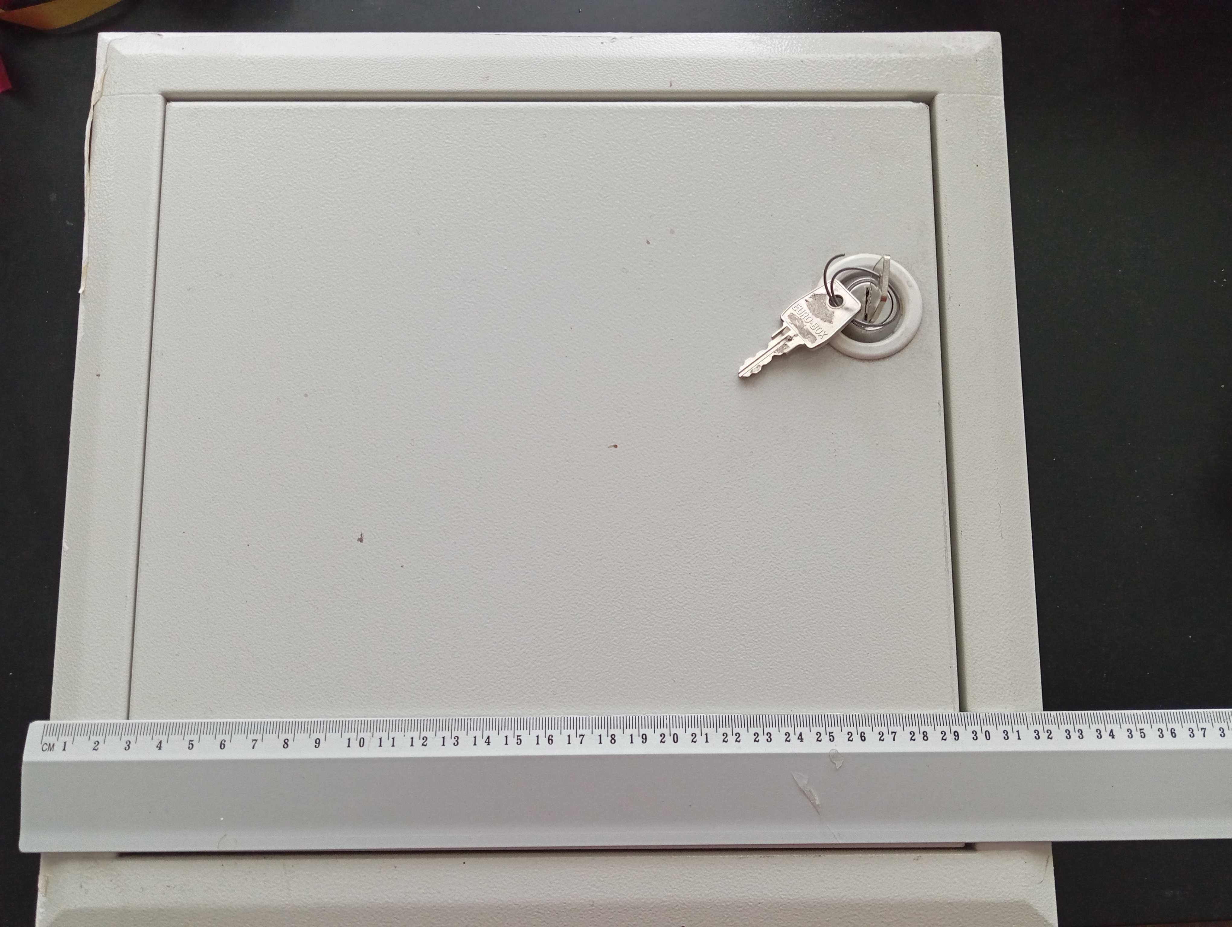 Skrzynka elektryczna pod bezpieczniki