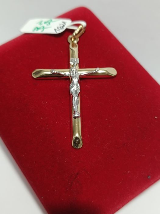 Złoty wisiorek krzyżyk z Panem Jezusem, złoto próby 585